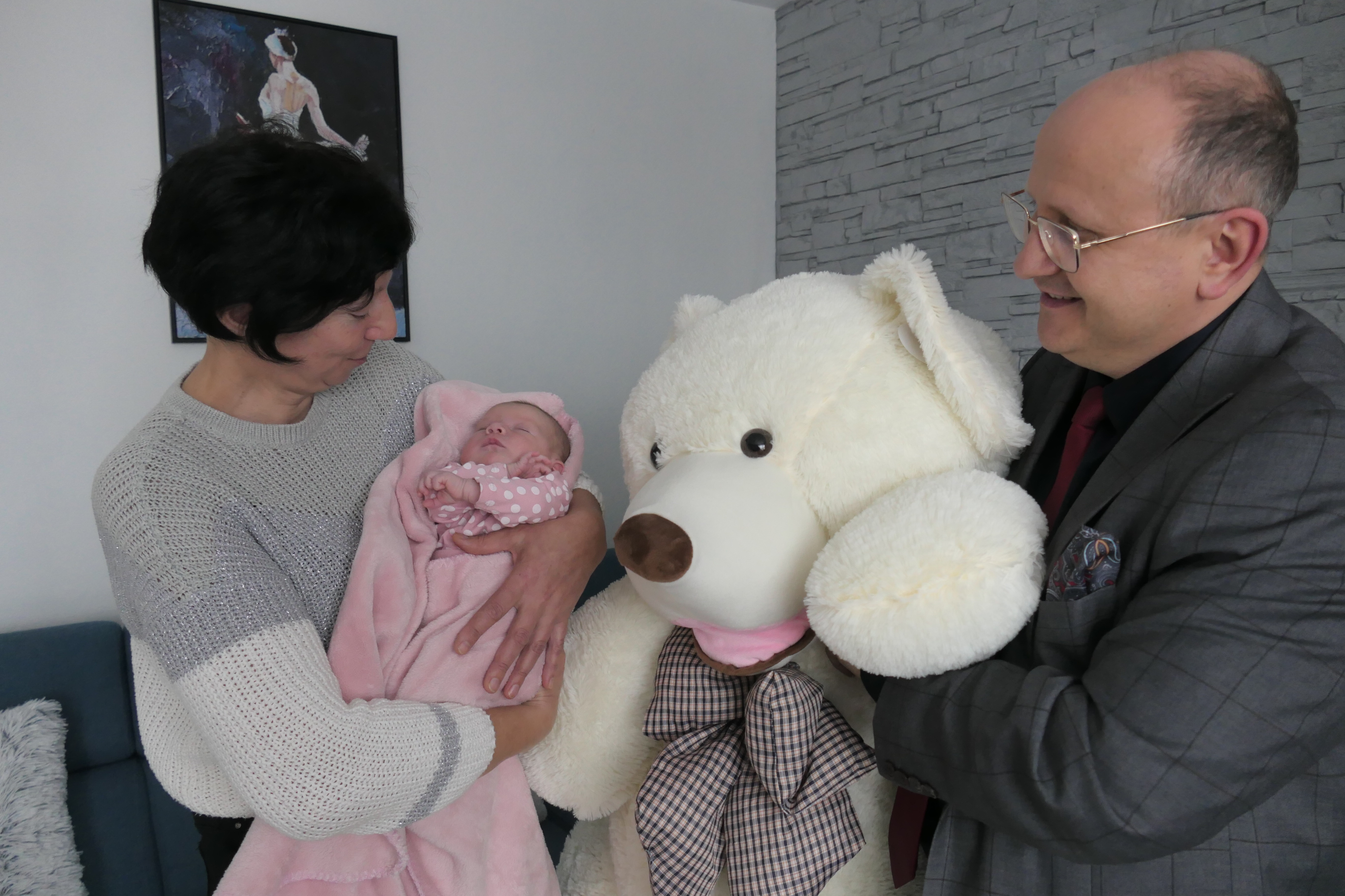 Ilustracja do informacji: Maja - pierwsze dziecko urodzone w 2023 roku w Gminie Bełchatów