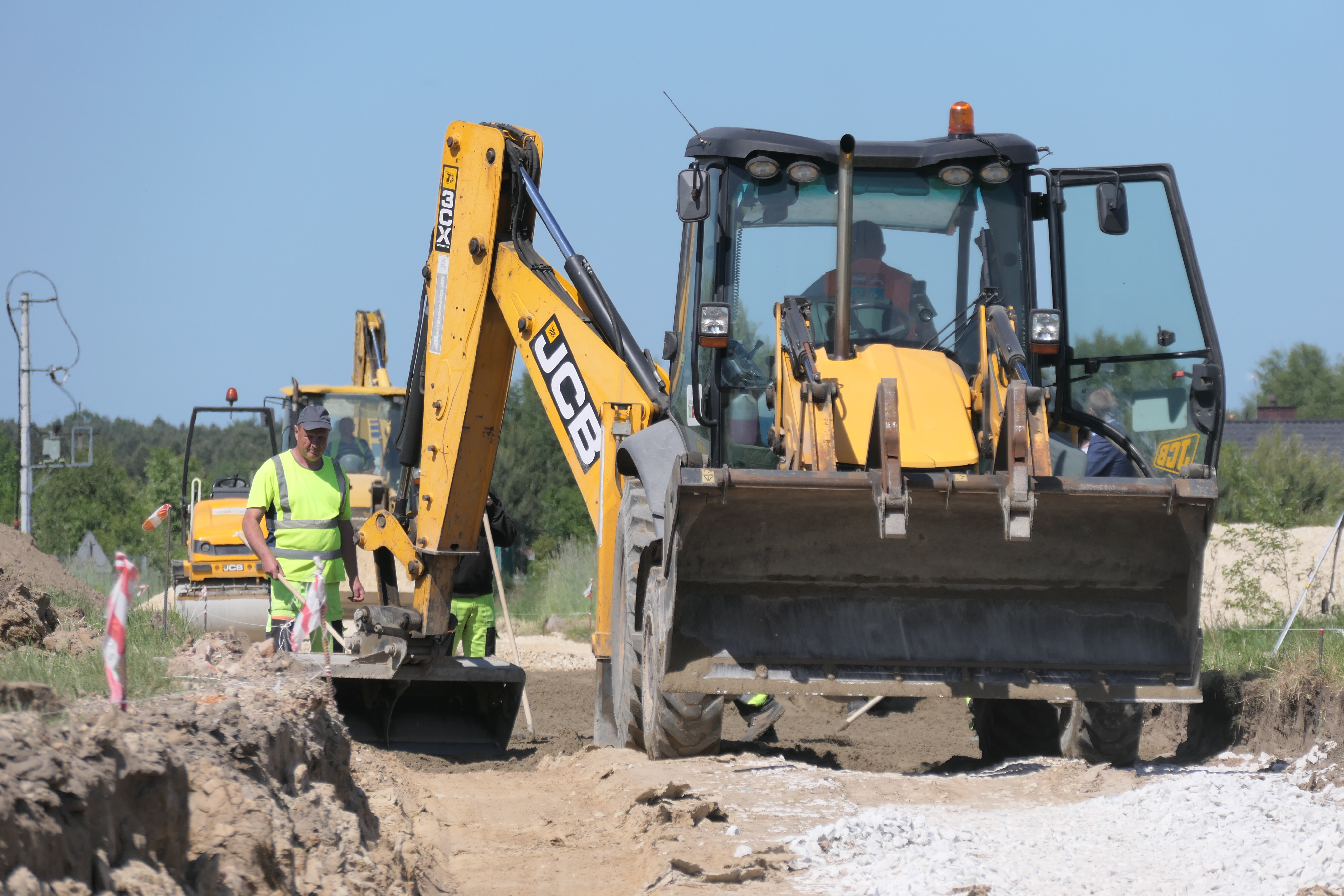 Ilustracja do informacji: Ruszyła budowa drogi betonowej w Zawadowie